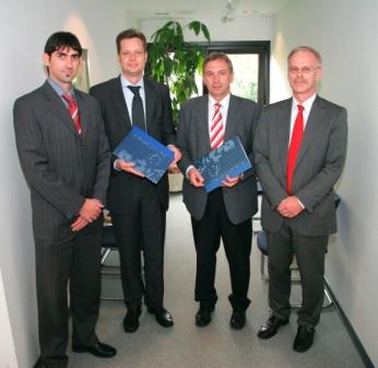 From the left: Dipl.-Ing. Markus Mladek (MBM), Michael Heinlein (Managing Director  MEDNOVO Medical Software Solutions GmbH), Dr. Hans-Joachim Conrad (Executive Board of Management and Administration of the Göttingen University School of Medicine), Prof. Dr. Walter Paulus (Director of the Department of Clinical Neurophysiology) 